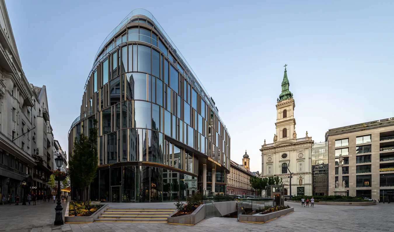 Iroda Szervita Square Building