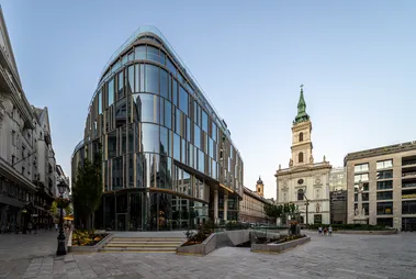 Iroda Szervita Square Building