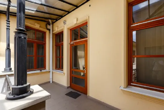 Iroda Piac Street 79.