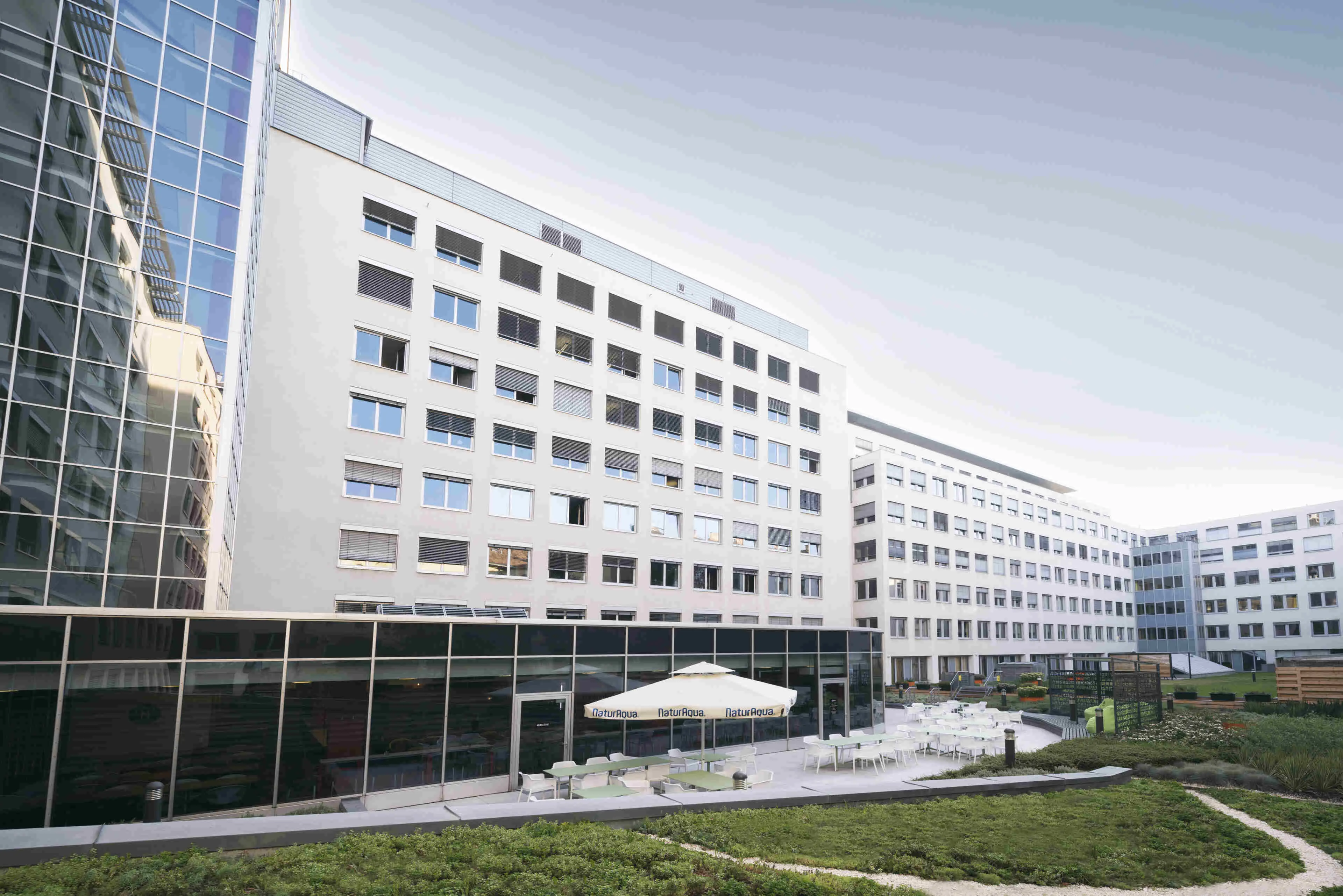 Iroda myhive Thirteen Globe